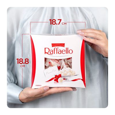 Конфеты в коробке Raffaello с цельным миндальным орехом в кокосовой обсыпке, 240 г